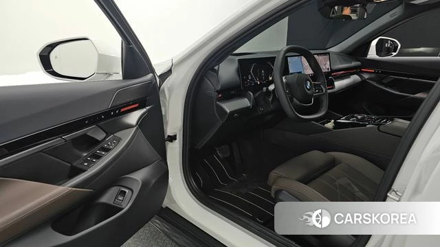 BMW 5 Series (G60) 2024 Белый из Кореи, фото 2