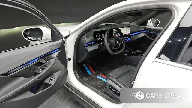 BMW 5 Series (G60) 2023 Белый из Кореи, фото 2