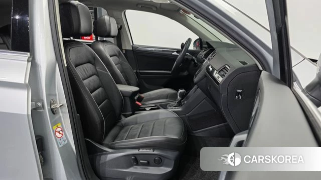 Volkswagen Tiguan second Generation 2021 Серебряный из Кореи, фото 2