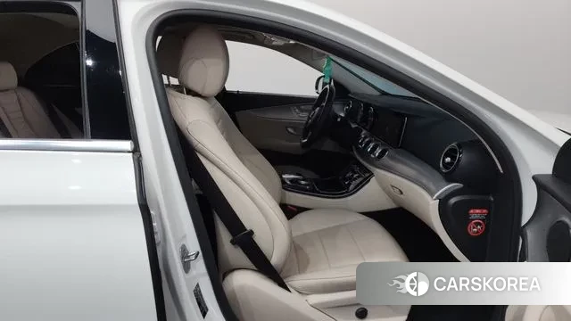 Mercedes-Benz E-Class W213 2018 Белый из Кореи, фото 2