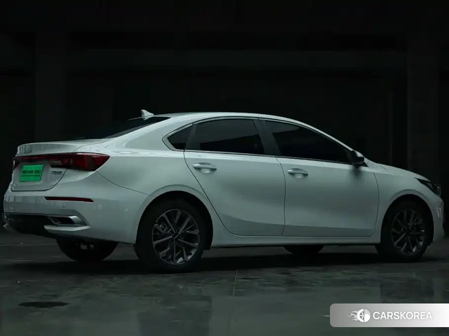 Kia K3 2023 Белый из Китая, фото 2