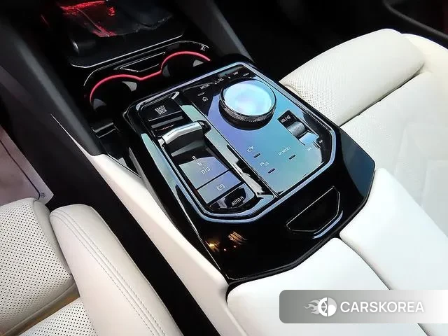 BMW 5 Series (G60) 2025 Белый из Кореи, фото 2