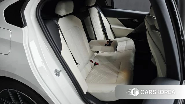 BMW 5 Series (G60) 2025 Белый из Кореи, фото 2