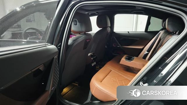 BMW 5 Series (G60) 2025 Черный из Кореи, фото 2