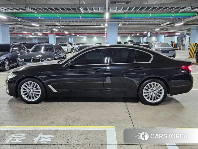 BMW 5 Series (G30) 2023 Черный из Кореи, фото 2