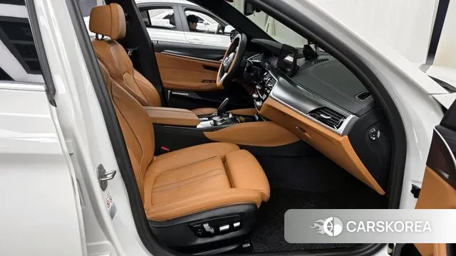 BMW 5 Series (G30) 2022 Белый из Кореи, фото 2