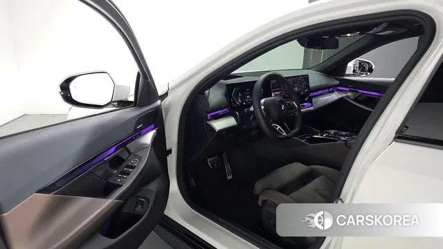 BMW 5 Series (G60) 2025 Белый из Кореи, фото 2