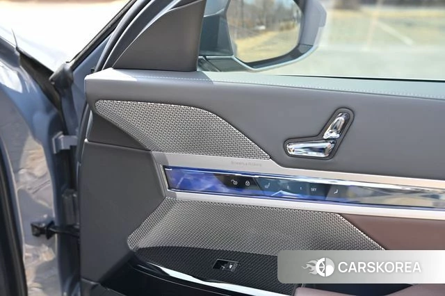 BMW 7 Series (G70) 2023 Цвет галактики из Кореи, фото 2