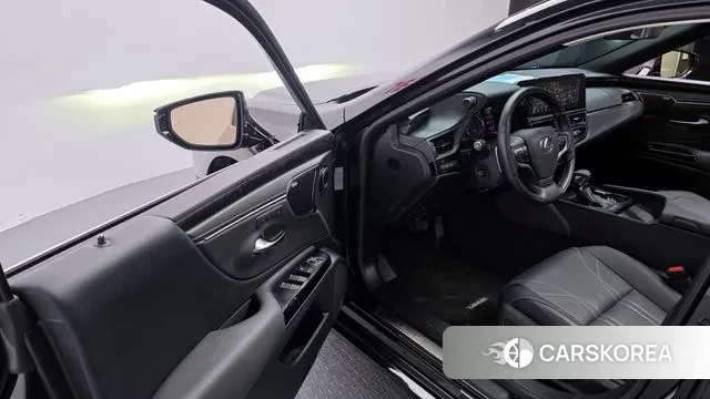 Lexus ES300h 7th generation 2024 Черный из Кореи, фото 2