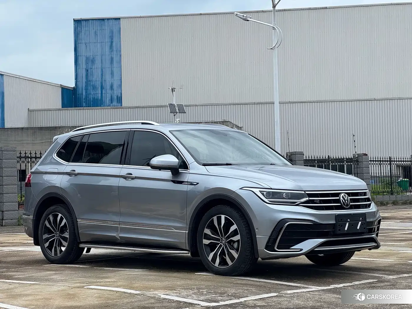 Volkswagen Tiguan L 2022 Silver/gray из Китая, фото 2