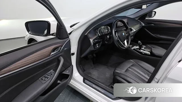 BMW 5 Series (G30) 2019 Белый из Кореи, фото 2