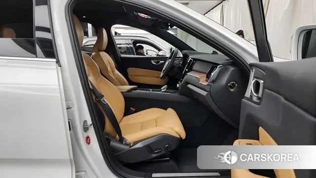 Volvo XC60 second Generation 2023 Белый из Кореи, фото 2