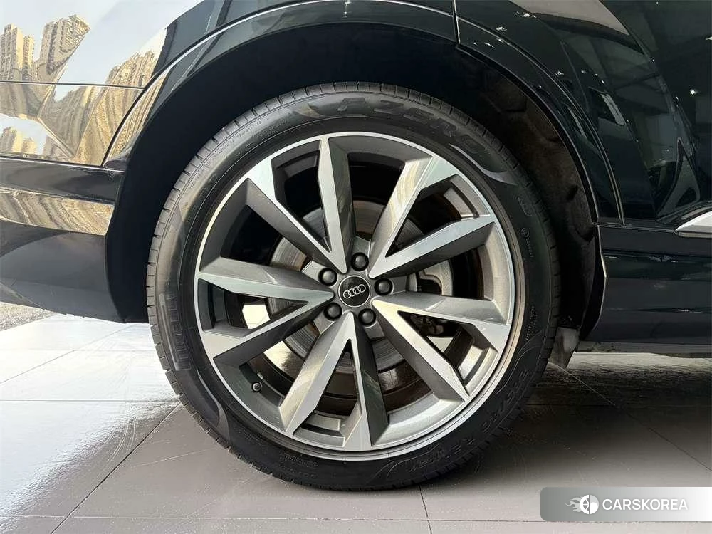 Audi Q7 2022 Черный из Китая, фото 2