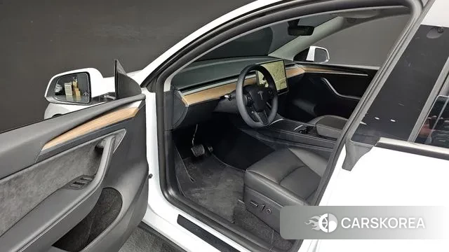 Tesla Model Y 2024 Белый из Кореи, фото 2