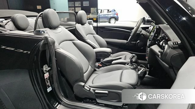 Mini Cooper Convertible 2024 Черный из Кореи, фото 2