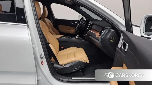 Volvo XC60 second Generation 2025 Белый из Кореи, фото 2