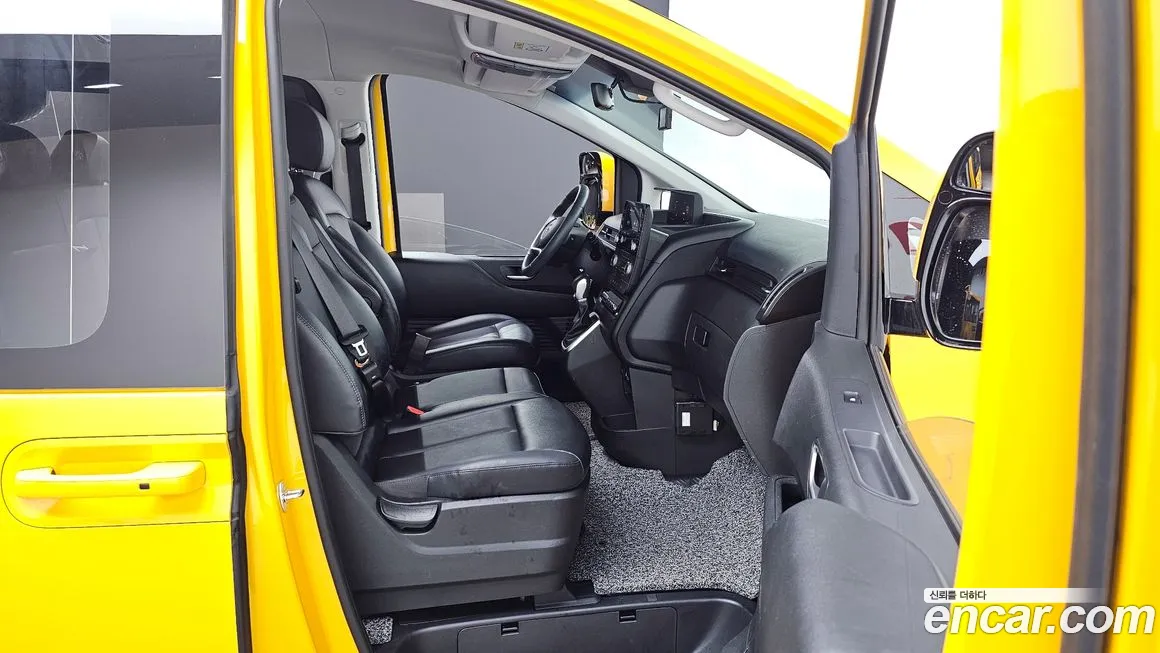 Hyundai Staria 2023 Желтый из Кореи, фото 2