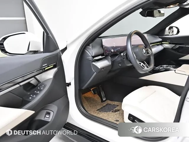 BMW 5 Series (G60) 2024 Белый из Кореи, фото 2