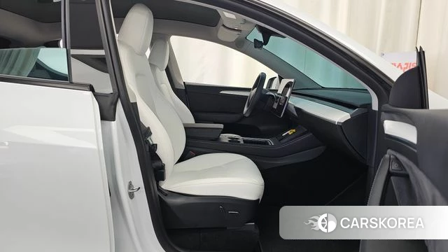 Tesla Model Y 2023 Белый из Кореи, фото 2
