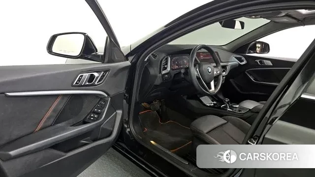 BMW 1 Series (F40) 2021 Черный из Кореи, фото 2