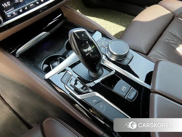 BMW 5 Series (G30) 2018 Белый из Кореи, фото 2