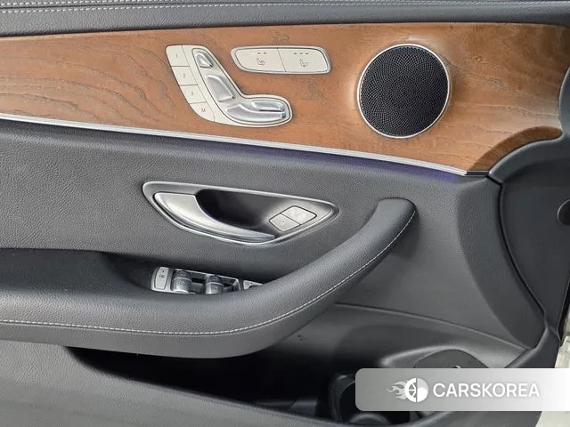 Mercedes-Benz E-Class W213 2021 Белый из Кореи, фото 2