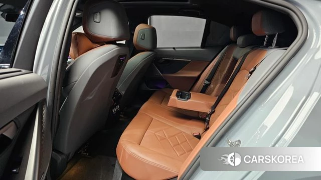 BMW 5 Series (G60) 2024 Цвет галактики из Кореи, фото 2
