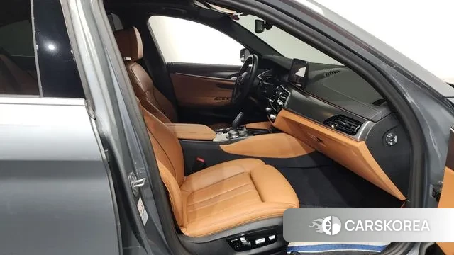 BMW 5 Series (G30) 2023 Серебряный из Кореи, фото 2