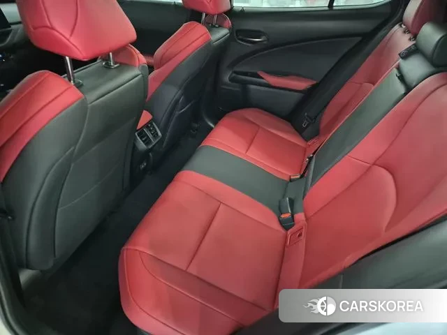 Lexus UX300h 2024 Белый из Кореи, фото 2