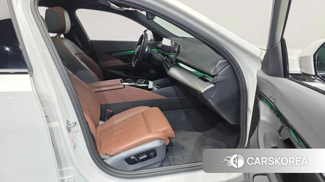 BMW 5 Series (G60) 2024 Белый из Кореи, фото 2
