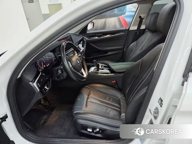 BMW 5 Series (G30) 2019 Белый из Кореи, фото 2