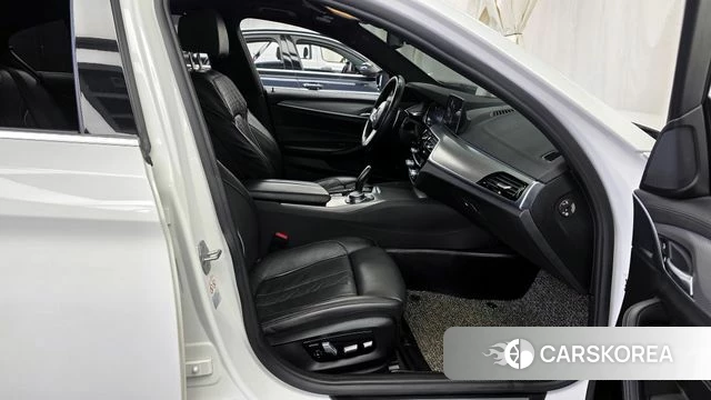 BMW 5 Series (G30) 2018 Белый из Кореи, фото 2