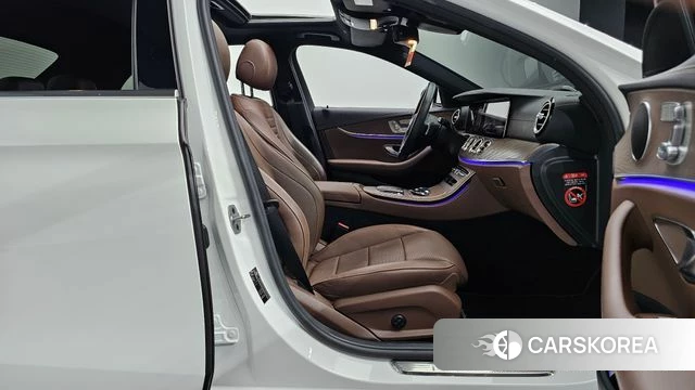 Mercedes-Benz E-Class W213 2021 Белый из Кореи, фото 2
