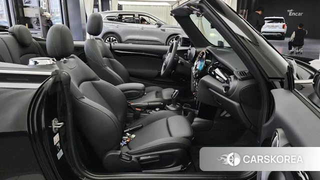 Mini Cooper Convertible 2024 Черный из Кореи, фото 2