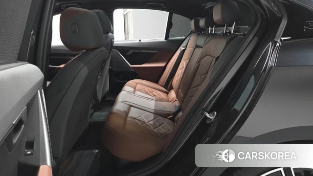BMW 5 Series (G60) 2025 Черный из Кореи, фото 2