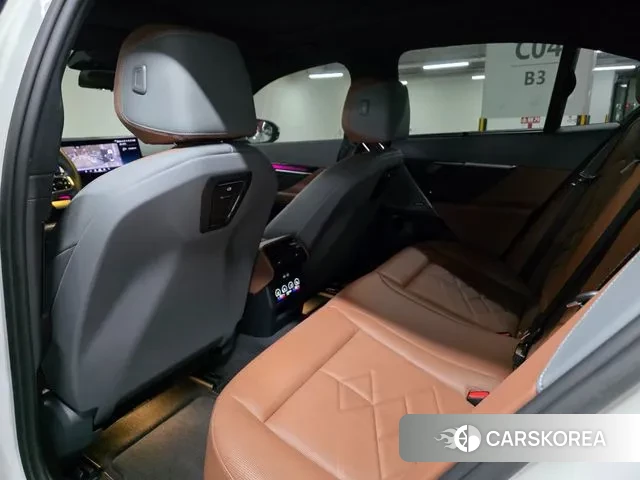 BMW 5 Series (G60) 2024 Белый из Кореи, фото 2