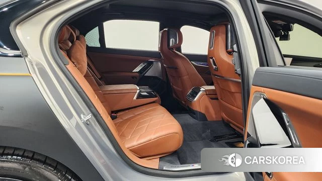 BMW 7 Series (G70) 2023 Черный из Кореи, фото 2