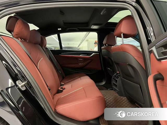BMW 5 series PHEV 2023 Черный из Китая, фото 2
