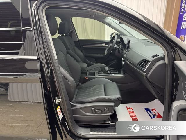 Audi Q5L 2021 Черный из Китая, фото 2