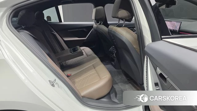 BMW 5 Series (G60) 2024 Белый из Кореи, фото 2