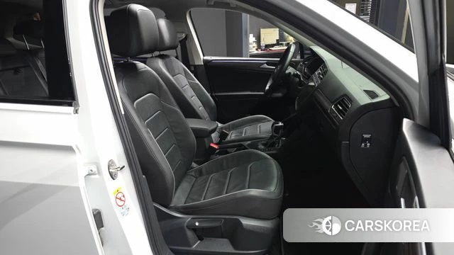 Volkswagen Tiguan Allspace 2023 Белый из Кореи, фото 2