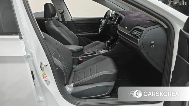 Volkswagen 7th Generation of Jetta 2024 Белый из Кореи, фото 2