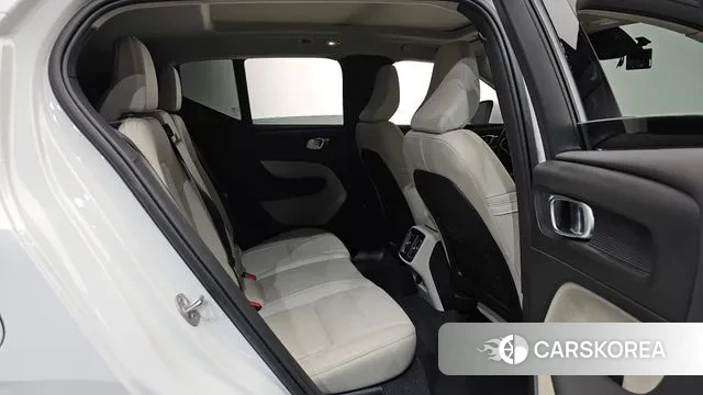 Volvo XC40 2024 Белый из Кореи, фото 2