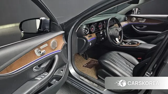 Mercedes-Benz E-Class W213 2018 Серый из Кореи, фото 2