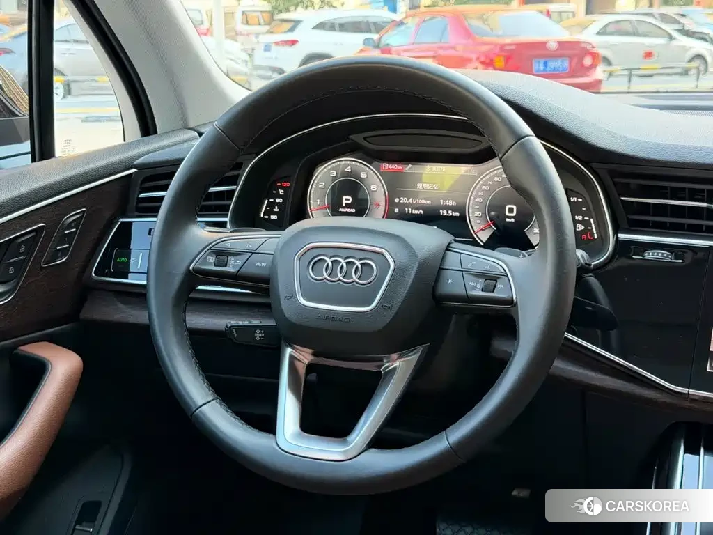 Audi Q7 2021 Черный из Китая, фото 2