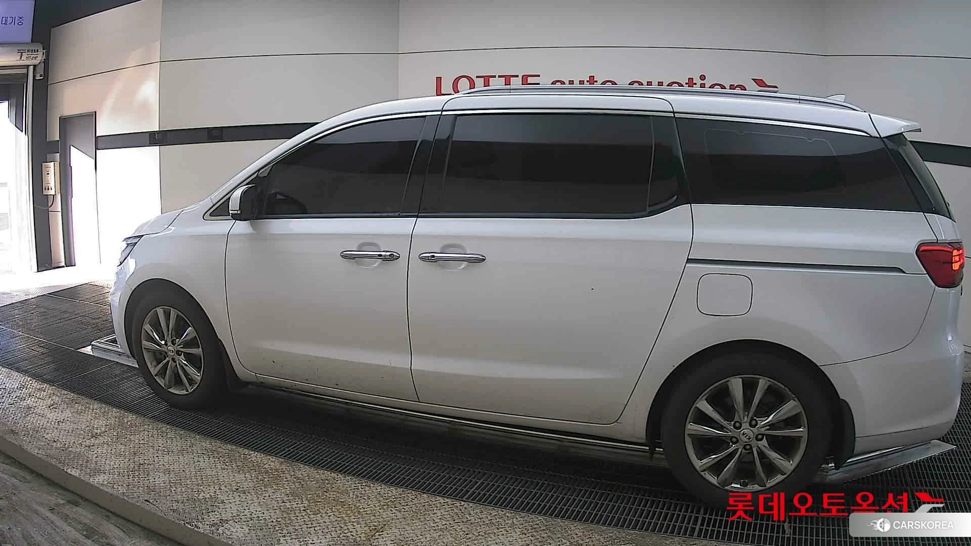 Kia Carnival 2019 Snow White Pearl (optional) из Кореи, фото 2