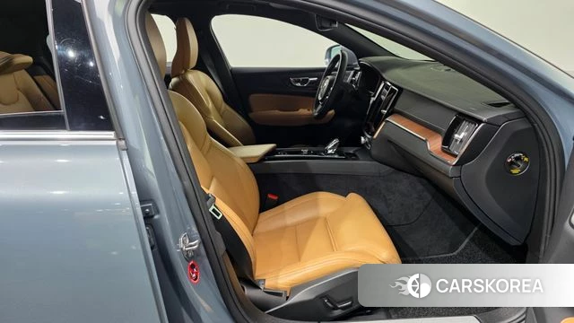 Volvo S60 3rd generation 2022 Серебристо-серый из Кореи, фото 2