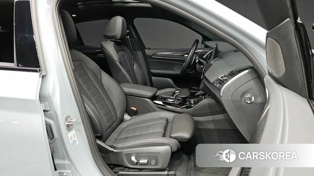 BMW X4 (G02) 2022 Светло-серебряный цвет из Кореи, фото 2