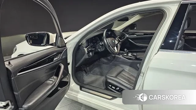 BMW 5 Series (G30) 2020 Белый из Кореи, фото 2