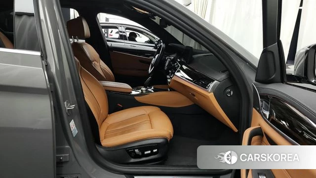 BMW 5 Series (G30) 2021 Серебристо-серый из Кореи, фото 2